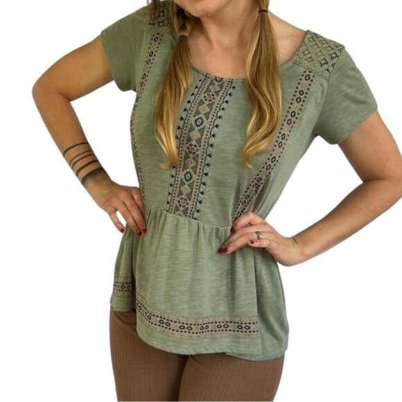 Maurices Womens Embroidered Short Sleeve Peplum Top Size 1 Green Lace Accents - Picture 8 of 9
